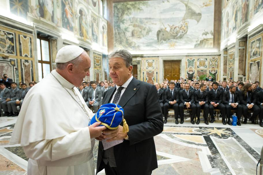 Il presidente federale Alfredo Gavazzi dona a Papa Francesco il cap azzurro. Ansa